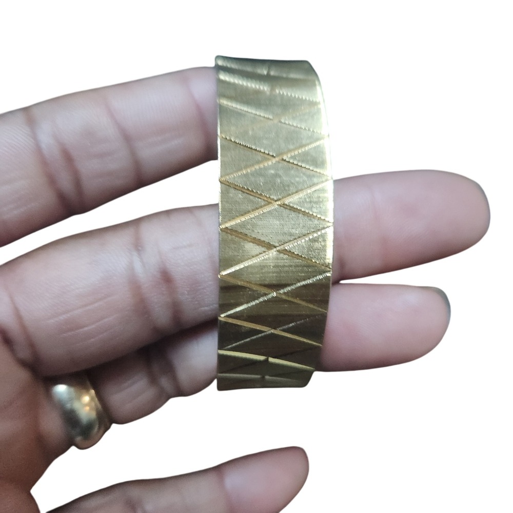 Monet‎ Gold Tone Geometric Diamond Cut chunky Bangle Bracelet Textured Etched